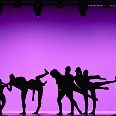 coreografia con sfondo rosa